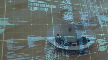 Beyaz seramik kahve fincanı ahşap masanın üstünde duruyor, animasyon şebeke kodlarını gösteriyor. Teknoloji, dijital sanat, modern, yenilik, çalışma alanı, aygıt, minimalizm