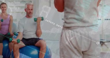 Spor eğitmenleri, mavi toplara biseps kıvrımları ve yeşil dambıl kaplamaları yapıyor. Dayanıklılık eğitimi, grup fitness, fonksiyonel egzersiz, sağlık, kapalı spor salonu, modern egzersiz, tonlama