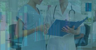 Klinikteki hasta verilerini inceleyen iki tıp uzmanı ve yüzen dijital sağlık çizelgeleri. Sağlık, işbirliği, yenilik, analitik, profesyonellik, klinik, teknoloji