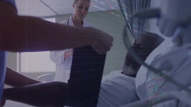 Erkek hasta yatakta yatıyor, hemşire eğiliyor, elinde tablet olan doktor, sağlık raporları havada uçuşuyor. Sağlık, tıp, profesyonellik, teknoloji, teşhis, klinik, bakım