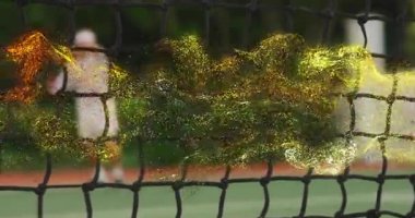 Erkek tenisçi sert kortta raket sallıyor, spor teknolojisi yörünge grafikleri sunuyor. Atletik, aksiyon, rekabetçi, dinamik, canlı, açık hava, hareket