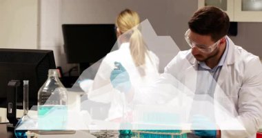 Erkek bilim adamı mavi sıvıyı yüzen veri grafikleriyle laboratuardaki test tüplerine yerleştiriyor. Araştırma, yenilik, kesinlik, deney, teknoloji, işbirliği, modern