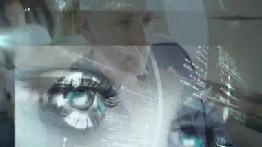 İş ekibi ofiste işbirliği yapıyor, holografik grafikleri akıllı telefon veri ekranıyla harmanlıyor. Teknoloji, işbirliği, fütüristik, yenilik, analitik, dijital, çalışma alanı