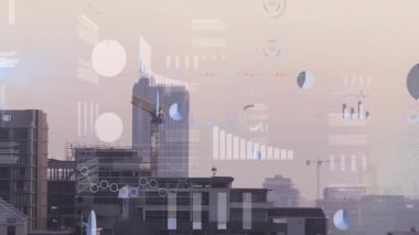 İnşaat vinci ve yüksek binası yüzen veri haritalarıyla dolu akıllı bir şehir gösteriyor. Metropolitan, inovasyon, teknoloji, analitik, altyapı, kentleşme, mimari