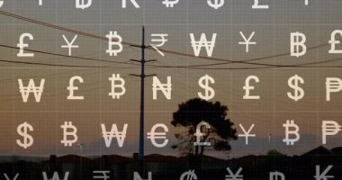 Yüksek voltajlı çelik kule gün batımında elektrik hatları ve döviz sembolleriyle canlandırılıyor. Sanayi, altyapı, teknoloji, finans, enerji, fütürizm, dijital