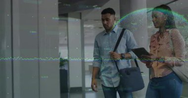 Meslektaşlar koridorda yürürken, tableti incelerken yüzen teknik grafikler verileri görselleştiriyor. Teknoloji, işbirliği, modern, analitik, iş, profesyonel, dijital