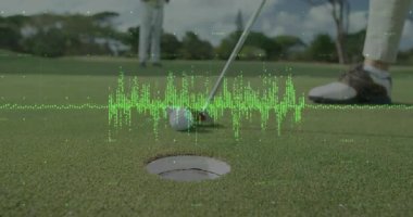 Dişi golfçü golf sopası ve golf topunu yeşile diziyor. Teknoloji dalgası verilerini gösteriyor. Spor, rekabet, kesinlik, yenilik, açık hava, eğlence, teknoloji