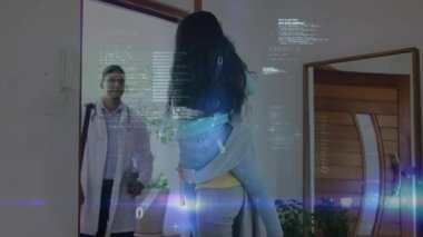 Kontrol için eve gelen erkek doktor, anne kucağında çocuk, holografik arayüzü var. Sağlık, teletıp, yenilik, teknoloji, aile, bakım, modern