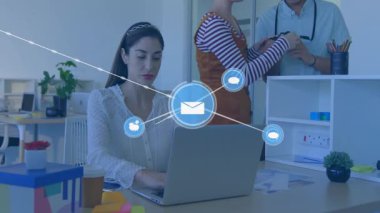 İş yerinde dizüstü bilgisayarda yazı yazan, yüzen bulut simgeleri gösteren profesyonel bir kadın. İşbirliği, teknoloji, dijital, çalışma alanı, iletişim, modern, üretkenlik