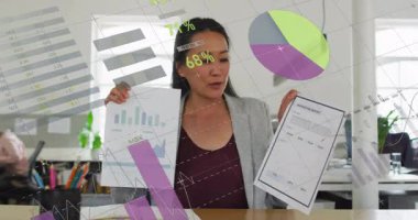 Kadın finans analisti ofiste basılı grafikler sunuyor AR dünya haritası ve grafikleri yansıtıyor. İş, analitik, yenilik, profesyonel, yüksek teknoloji, üretkenlik, modern