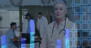 Kıdemli bayan doktor gülümsüyor, tıbbi ekip masada danışmanlık yapıyor, veri hatlarıyla dijital harita gösteriyor. Sağlık, işbirliği, teletıp, dijital teknoloji, tıbbi ekip, modern klinik, yenilik