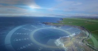 Yuvarlak dijital arayüz üzerinde uçan eğimli kıyı burunlarının derin mavi denizle buluştuğunu gösteren bir harita. Hava, manzara, teknoloji, arayüz, navigasyon, deniz, çevre