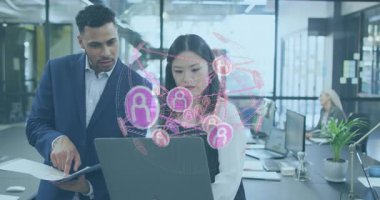 Teknoloji ofisinde dizüstü bilgisayarla birlikte çalışan iki profesyonel ağ kaplaması sergiliyor. Yenilik, takım çalışması, bağlantı, modernlik, üretkenlik, teknoloji, şirket