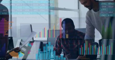 Şirket iş adamları ofis masasındaki verileri grafik ve grafiklerle analiz ediyor. İşbirliği, takım çalışması, analitik, dijital, modernite, yenilik, üretkenlik