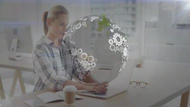 Kadın çalışma alanında küresel teknoloji stratejisi planlıyor, yüzen dijital küreyle ve akıllı telefonuyla. İşbirliği, yenilik, üretkenlik, modern, profesyonel, beyin fırtınası, dijital