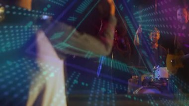 DJ müzik prodüksiyon stüdyosundaki mikseri canlandırmalı LED projeksiyonlarıyla ayarlıyor. Müzik, gece hayatı, elektronik, ambians, performans, görsel.efektler, modern