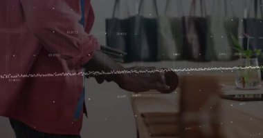 Bankta şerit, yüzen iş haritası ve telefon ikonu ile deri kemer yapan bir adam. Zanaatkar, zanaatkar, el yapımı, işçilik, çalışma alanı, kentsel, kırsal