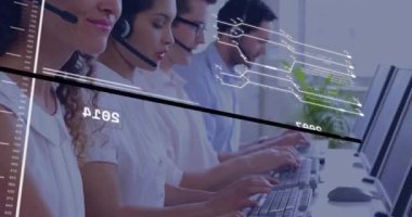 Teknoloji çağrı merkezi ajanları, ekranlarda dijital kod hatları akan klavyelere yazı yazıyorlar. Teknoloji, iletişim, işbirliği, dijital, profesyonel, modern, işyeri