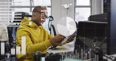 İş masasında pano yazan gözlüklü bir adam, pasta grafikleri gösteren bir dünya haritası. İşbirliği, analitik, veri görselleştirme, takım çalışması, yenilik, profesyonel, çalışma alanı