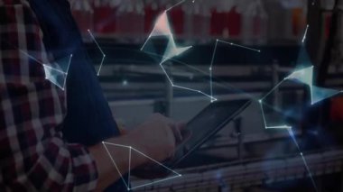 Kıdemli mühendis, tableti ağ çizgileri ile incelerken teknolojiyi gösteriyor. Yenilikçi, kentsel, fütüristik, işbirliği, dijital, profesyonel, modern