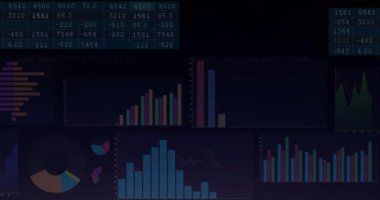 Elektrik kuleleri gradyan gökyüzüne karşı duruyor, üstüste yerleştirilmiş grafikler ve analitik grafikler sergiliyorlar. Enerji altyapısı, veri görselleştirme, elektrik şebekesi, dijital analitik, endüstriyel tasarım, teknik görselleştirme, açık hava ayarı