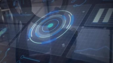 Teknoloji gösterisi için holografik arayüz kullanan bir kadın veri halkaları ve şebeke panelleri gösteriyor. Fütüristik, ui, veri, teknoloji, minimal, sürükleyici, dijital