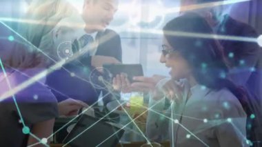 Ofisteki masanın etrafında interaktif tablet grafikleri sergileyen dört iş adamı. İşbirliği, takım çalışması, yenilik, modern, kurumsal, dijital, üretkenlik