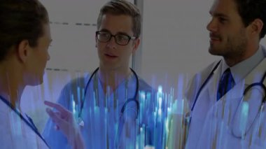 Kadın doktor ve erkek doktorlar klinikteki tıbbi verileri analiz ediyor ve animasyon mavi çizelge gösteriyor. Sağlık, takım çalışması, işbirliği, analitik, dijital, teknoloji, klinik