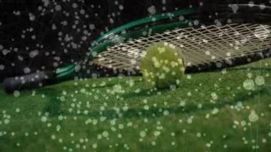 Tenis raketi ve top çimen kortunda iplere bağlı, düğümler 3D renkte yüzüyor. Spor ekipmanları, atletik, yenilik, dijital, teknoloji, açık hava, rekabetçi