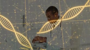 Erkek bilim adamı laboratuvarda dizüstü bilgisayarda çalışıyor, moleküler grafiklerin ortasındaki holografik DNA sarmalını inceliyor. Biyoteknoloji, yenilik, fütüristik, araştırma, görselleştirme, analitik, kesinlik