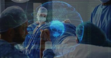 Tıbbi ameliyathanede anestezi maskesi tutan kadın cerrah veri küresi ve çizelgeleri gösteriyor. Tıbbi, sağlık, yenilik, teknoloji, işbirliği, steril, analitik