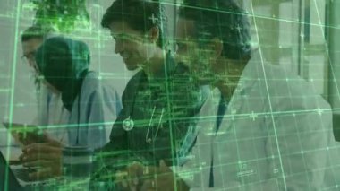 Teknoloji laboratuarında çalışan profesyonellerden oluşan bir ekip. Laptop tabletli akıllı telefon ve yeşil şemalar. İşbirliği, yenilik, teknoloji, çalışma alanı, takım çalışması, dijital, modern