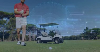 Erkek golfçü golf sahasında çekim yapıyor, HUD grafiklerini üst üste koyuyor. Spor, eğlence, açık hava, eğlence, zarafet, hassasiyet, modern
