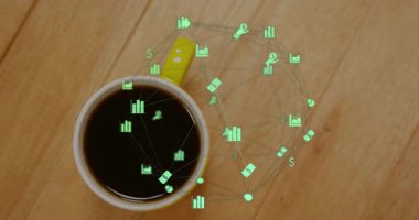 Sarı seramik kahve kupası yeşil dairesel holografik halkada parlayan finans simgeleri tarafından sarılıyor. Teknoloji, finans, analitik, veri, dijital, yenilik, çalışma alanı