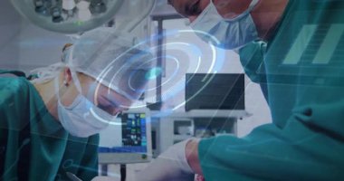 Ameliyathanede tıbbi işlem yapan cerrahi ekip, animasyon dijital yaşamsal HUD grafiklerini gösteriyor. Tıbbi, takım çalışması, profesyonel, klinik, teknoloji, hassasiyet, sağlık