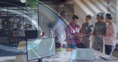 Parlak ofiste iş birliği yapan iş adamları, bilgisayarın ve telefonun üzerinde yüzen bar grafiği gösteriyor. Takım, işbirliği, çalışma alanı, modern, üretkenlik, yenilik, iletişim