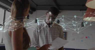 İş ofisindeki basılı belgeleri inceleyen üç iş arkadaşı, dijital ağ grafiği ile örtüşüyor. İşbirliği, takım çalışması, yenilik, modernlik, analitik, kurumsal, profesyonel