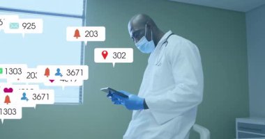 Tıbbi klinikte akıllı telefonu kontrol eden erkek doktor, yüzen sosyal medya bilgilendirme baloncuklarıyla birlikte. Sağlık, teletıp, dijital, iletişim, profesyonel, modern, teknoloji