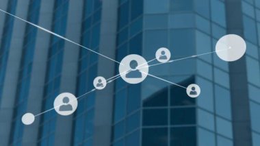 Kadın tasarımcı ev ofisinde işbirliği yapıyor, finans çubuğu grafikleri ve renk çizelgeleri üst üste geliyor. Yaratıcı çalışma alanı, uzak takım çalışması, dijital işbirliği, grafik tasarım, üretkenlik, yenilik, modern iç mekan