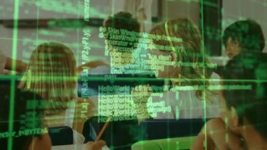 Sınıfta sınıf arkadaşına kalem simgeleriyle eğitim şebekesini gösteren bir kız. Öğrenciler, eğitim, öğrenim, takım çalışması, sınıf, iletişim, odaklanma