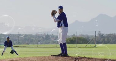 5G kabarcıklı teknoloji sahnesinde beyzbol parkında hazır atıcının yanında atış yapan kadın atıcı. Atletizm, takım çalışması, spor, açık hava, gençlik, hareket, spor giyim