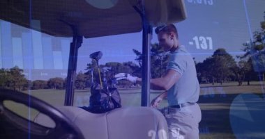 Fairway 'deki erkek golfçü müfettişi, teknik performans grafikleri ve aylık ölçümleri gösteriyor. Spor, eğlence, eğlence, açık hava, lüks, aktivite, zarafet.