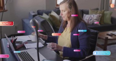 Orta yaşlı bir kadın ofis masasında kahve yudumluyor yüzen teknoloji simgeleri çevrimiçi verileri takip ediyor. Ev çalışma alanı, dijital arayüz, konfor, üretkenlik, modern iç mekan, serbest çalışma, konsantrasyon