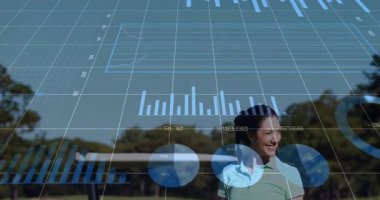 Olgun kadın golfçü golf sahasında teknolojik veri grafiklerini sergiliyor. Atletik, boş, modern, açık hava, hassasiyet, yenilik, dayanıklılık