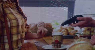 Pastane tezgahına yaslanmış bir kadın, kart terminalini kullanıyor, finans tabloları ve işlem grafiklerini gösteriyor. Perakende, ticaret, teknoloji, işlem, ödeme, tüketici, iş