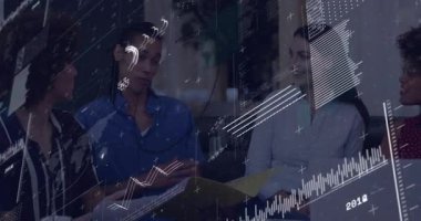 İş salonundaki sarı klasörde, üzerinde grafikler ve grafikler olan dört profesyonel inceleme yapıyor. İşbirliği, takım çalışması, analitik, yenilik, modern, girişim, araştırma