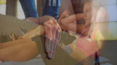 Spor ikilisi spor salonundaki paspaslar üzerinde mekik çekiyor. Üst üste bindirilmiş akıllı yama simgesini gösteriyor. Macera, motivasyon, biyomekanik, kardiyo, sağlık, güç, canlılık