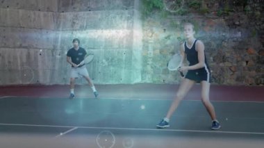 Tenis rakipleri açık sahada yürüyüş yapıyor, spor teknolojilerini yüzen HUD grafikleriyle sergiliyorlar. Atletizm, rekabet, aktif giyim, canlı, dinamik, fitness, eğlence