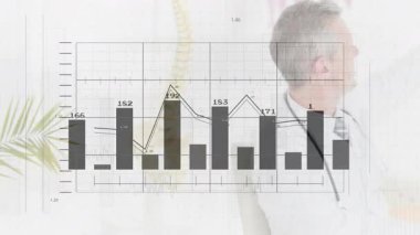 Bar tablosunun ve grafiklerin arkasındaki kıdemli doktor sağlık eğilimlerini işaret ediyor ve açıklıyor. Tıbbi, analitik, profesyonel, fütüristik, sağlık, sunum, veri görselleştirme