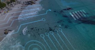 Kaya parçalarını gösteren güneşli bir sahil, kıyıda yürüyen HUD ile birleşen suları gösteren. Sahil, eğlence, teknoloji, rahatlama, manzara, fütürizm, açık hava